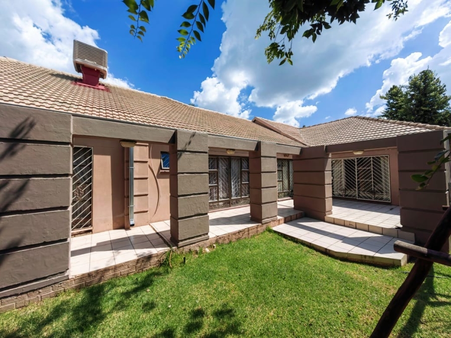 5 Bedroom Property for Sale in Van Der Hoff Park North West